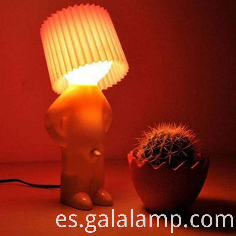 Lindo chico tímido lámpara de mesa led luz nocturna